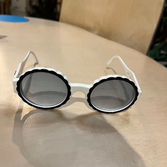 Chanel vintage 90s round white sunglasses - Picture 2 of 6